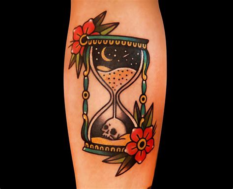 black and white traditional hourglass tattoo|20 Stunning Hourglass Tattoo Designs for Inspiration。